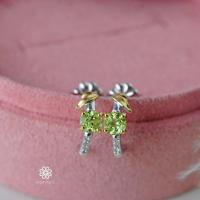 ราคา Rosenmarry ต่างหูพลอยเพอริดอทแท้ ตัวเรือนเงินแท้925 พลอยแท้เสริมดวง ของขวัญ ต่างหูติดหู RE119 พลอยประจำเดือนเกิด พลอยแท้เสริมดวง (22423824670)