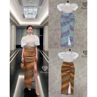 ราคา Pisamai Cherish เซ็ตเสื้อลูกไม้ฉลุสีขาวทรงบอลลูน มาคู่กับกระโปรงลูกไม้ผ้าถุงตัวยาวผ่าสูงกระดุม (22229382216)