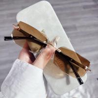 ราคา แว่นตากันแดดทรงเหลี่ยมไร้กรอบโลหะ NMW สำหรับแฟชั่นผู้หญิงและผู้ชายอินเทรนด์อุปกรณ์เสริมการเดินทางกลางแจ้งโพลาไรซ์ป้องกันแสงแดดป้องกัน UV400กันแสงสะท้อนสำหรับผู้ชาย1009ดั้งเดิม (22416191715)