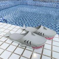 ราคา TerraFluxus รองเท้าแตะลายฉลามสุดน่ารักสำหรับพ่อแม่และลูก รองเท้าแตะครึ่งตัวสำหรับคู่รัก รองเท้าชายหาดลายการ์ตูนสำหรับผู้หญิง (22584047845)