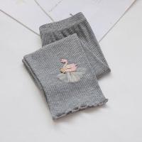 ราคา NINAKIDS กางเกงคาปรีแฟชั่นฤดูร้อนสำหรับเด็กผู้หญิงทารก1 8ปีกางเกงเลกกิ้งผ้าฝ้ายพิมพ์ลายหงส์สำหรับเด็กสไตล์เกาหลีบางๆ (18295060441)