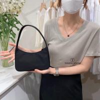 ราคา สิบสามแถว Boss แนะนํากระเป๋าใต้วงแขน Simple Black Nylon กระเป๋าสะพายไหล่เดี่ยว French Commute Law Stick กระเป๋าสตรี (22700319390)