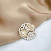 ราคา เข็มกลัด ติดสังวาลย์ เข็มกลัดติดเสื้อ เข็มกลัดชุดไทย สีเงินสีทอง (23069434867)