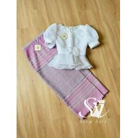 ราคา ชุดไทย Sira Siri ลูกไม้คอวี แขนตุ๊กตา แต่งระบายผ้าออแกนดี้ ติดโบวน่ารัก ซับในผ้าไหม มาพร้อมกับผ้าถุงสำเร็จรูปทอลาย สวยเข้ากันมาก (21724377798)
