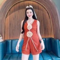 ราคา ชุดเซตผ้าเปลือกไม้ เสื้อทรงยาวแขนกุดแต่งดอกกุหลาบ3Dผ่าหน้า กางเกง ข3ข8 A4713 (22597678841)