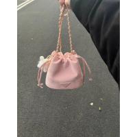 ราคา กระเป๋าทรงถังสีชมพูเชอร์รี่ ผู้หญิง กระเป๋าสะพายข้าง สายคล้อง เชือกรูด มีสไตล์ หลากหลาย กระเป๋าใบเล็กสําหรับการแข่งขันรายวัน Pu หนัง กระเป๋าถือ (22258809383)