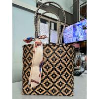 ราคา กระเป๋าสานเส้นพลาสติก ลายไทย ขนาดกลาง ฐาน10นิ้ว สูง10นิ้ว (22176599866)