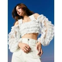 ราคา Pomelo x Landmeé เสื้อเบลาซ์ลูกไม้ปาดไหล่แต่งดีเทลระบาย Pomelo x Landmeé Ruffled Lace Cold Shoulder Cut Blouse (22847160839)