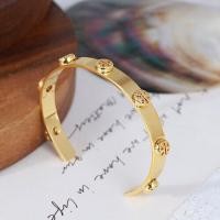 ราคา Tory Burch กำไลข้อมือแฟชั่นผิวสัมผัสโลหะแบบเรียบเงางามมีป้ายทรงกลมแบบกลวงสำหรับกำไลข้อมือแบบเปิดสาวๆ high quality (17316027636)