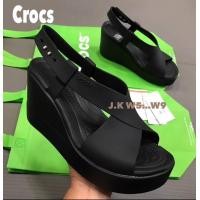 ราคา พร้อมส่ง จากไทย ถูกที่สุด Crocs Brooklyn High Wedge รองเท้าเพื่อสุขภาพ (21917125117)