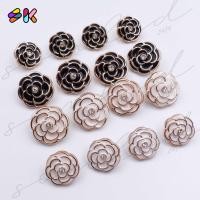 ราคา somkid กระดุมดอกกุหลาบลายคามิเลีย สีขาว สีดำตัดลายเส้นทองนาคเกสรเพชรมี 2ขนาด 17mm size28L 20mm size34L เนื้อพลาสติกอย่างดี มีขาสอยก้น (19707198470)