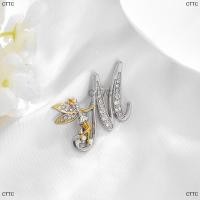 ราคา CTTC เข็มกลัดรูปตัวอักษรภาษาอังกฤษทำจากโลหะใหม่เข็มกลัดติดปกเสื้อรูปนางฟ้าเอลฟ์เข็มกลัดติดปกเสื้อสำหรับเครื่องประดับผู้หญิง (22876234107)