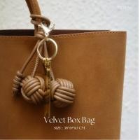 ราคา Taupe brand Velvet Box Bag กระเป๋า Niche Minimalist กระเป๋าหนังกลับมีไซน์ มาพร้อมกับถุงผ้าแคนวาสด้านใน แบบมีเชือกรูด (23094861994)