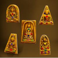 ราคา พระสมเด็จพิมพ์ประธานชุดเบญจภาคีประดับพลอยหลังครุฑเนื้อผง (22641560456)