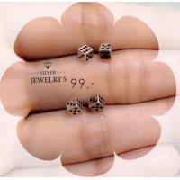 ราคา ต่างหูลูกเต๋า เก๋ๆ เงินแท้92 5 รมดำ เงินแท้ ไม่ก่อให้เกิดอาการแพ้ รับประกันเงินแท้92 5 ราคาต่อ 1 คู่ (10630072760)