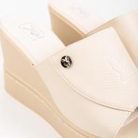 ราคา Playboy รองเท้าส้นตึกผู้หญิง รหัส ST H243C1186 ดีไซน์ส้นตึกปั๊มจมโลโก้ลายดอกไม้ มี 2 สี สีครีมและสีดำ (22872746697)