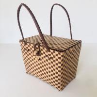 ราคา ตระกร้าสานเส้นพลาสติก ตะกร้าสี่เหลี่ยม อเนกประสงค์มีฝาปิด ตะกร้าใส่ผ้า OTOP ขนาด กว้าง21ยาว29สูง25 CM วัดจากขอบปากตระกร้า sizeM (22602530216)