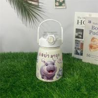 ราคา กระติกน้ำลายหมูเด้ง สแตนเลส304 มีหูหิ้ว เก็บอุณหภูมิได้ กระบอกน้ำ900ML กระบอกน้ำสแตนเลส ขวดน้ำเด็ก (23040460809)