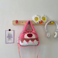 ราคา กระเป๋าสะพายข้างผ้ากำมะหยี่สไตล์การ์ตูนสุดน่ารักสำหรับนักเรียนหญิง กระเป๋าถือผ้ากำมะหยี่แบบสะพายข้างแบบอเนกประสงค์สำหรับผู้หญิง (22697747487)