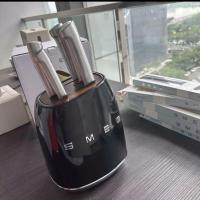 ราคา พร้อมส่ง Smeg แท้ 100 ที่เก็บมีด มีด 6 เล่มพร้อมที่เสียบสไตล์วินเทจ SMEG ชุดที่ใส่มีด มีดหั่นขนมปัง มีดทำครัวในบ้าน (23137784174)