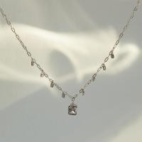 ราคา SWAN Baguette Dangling Choker สร้อยคอเงินแท้ โชกเกอร์ ฝังเพชรคิวบิกเซอร์โคเนีย cubic zirconia (7139852415)