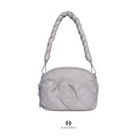 ราคา Hadara Classic 26 กระเป๋าสะพายข้าง หนัง Vegan ดีเทลถักเปียที่สาย กันน้ำได้ถึง 80 12 ช่อง (23097509006)