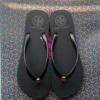 ราคา 822 TORY BURCH ฤดูร้อนพิเศษรูปแบบใหม่ TB Flip Flops รองเท้าแตะของผู้หญิงลื่นห้องน้ำรองเท้าชายหาดด้านล่างแบนอเนกประสงค์ (22587544351)