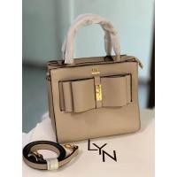 ราคา กระเป๋าแบรนด์ LYN งานขายดีมากก ขนาดกว้าง 9 สูง 7 5 นิ้ว แบบใหม่ล่าสุด งานสวยมากหนังเรียบหรู อะไหล่ทอง ทรงน่ารักแต่งหน้าโบว์ชนช็อป ตรงกลางติดโลโก้ lyn สีทอง ถือได้สะพายข้างได้ ด้านในปั๊มมีช่องซิบเล็ก 1