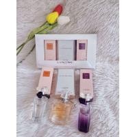 ราคา พร้อมส่ง Set น้ำหอม LANCOME 3 ขวด เซทนี้บอกเลยว่าคุ้มมาก เพราะได้น้ำหอมขวดกลาง ขนาด 30ml ไปเลย 3 ขวด 3 กลิ่นปัง จาก ลังโคม มาในกล่องสีขาวลุคคุณหนูแบบสุดๆ 3 กลิ่น 3 style ในกล่องบรรจุ น้ำหอม 3 กลิ่น ข 