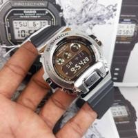 ราคา แถมฟรี กล่อง นาฬิกาข้อมือผู้ชายรุ่นสามตาดำเงิน metal หน้าปัดสายเงา บอกวัน เดือน ปี จับเวลาได้ รุ่นหายาก สามารถกันน้ำได้ รับประกันคุณภาพ ตั้งเวลาตั้งปลุกได้ ฟังก์ชันครบ แถมฟรี ผ้าเช็ดตัวเรือน 1 ผืน (15