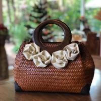 ราคา กระเป๋าสานกระจูด ทรงกล่อง ทรงตะกร้า ดอกไม้ ตะกร้าที่สวยงาม กระเป๋าถือ (22547395202)