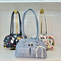 ราคา กระเป๋าทรงหมอนรุ่นน้อง โบวี่ Eye theme 2698 (23020260570)