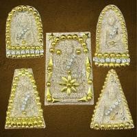 ราคา ชุดพระเบญจภาคี 5 องค์ ประดับทองเหลือง ประดับพลอย หลังครุฑ เนื้อผงแตกลายงา สมเด็จกรุวัดพระแก้ว สมเด็จกรุวังหน้า (22396812638)