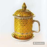 ราคา แก้วมัคพร้อมจานรองและฝาปิด ลายเบญจรงค์ Traditional Mug 300 ml with lid and saucer handpainted by JJ Benjarong (21151266774)