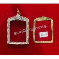 ราคา กรอบฝังเพชรแท้พับหลังเลี่ยมกันน้ำ เนื้อทองเหลืองนอกผสมเนื้อสตางค์ ชุบน้ำทองแท้18k ไม่ลอกไม่ดำ งานแกะมือทำมือทั้งใบ (16905121225)