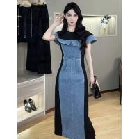 ราคา เดรสยีนส์ยาว คอกลม แต่งไหล่ระบาย ผ่าหลัง ผ้ายืดสีดำต่อผ้ายีนส์สีเข้ม 6368 (22192966061)