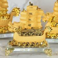 ราคา ของขวัญ ของมงคล เรือสำเภาหัวมังกร ขนบ้าน เสริมการงานให้ก้าวหน้าและมั่งคั่ง ฐานแก้ว งานเรซิ่นพ่นทรายทอง มี 3 ขนาด (14639807944)