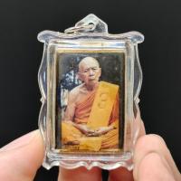 ราคา หลวงปู่ทิม วัดละหารไร่ รูปถ่ายเลี่ยมกรอบกันน้ำ ด้านหลังบรรจุพระขุนแผนพรายกุมาร ติดจีวรหลวงปู่ พร้อมบรรจุผงพรายกุมารมวลสาร (13089081808)