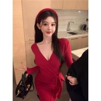 ราคา ชุดเดรสยาวสีแดงคอวีเปิดไหล่เซ็กซี่สไตล์ฝรั่งเศสสำหรับผู้หญิงในฤดูใบไม้ร่วงและฤดูหนาว ชุดกระโปรงทรงหางปลาเอวสูง (23291529672)