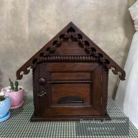 ราคา ตู้จดหมายไม้สักแท้ ตู้รับจดหมาย ตู้ไปรษณีย์ สีโอ๊ค ขนาด กว้าง 26 x สูง 33 x ลึก 15 cm ขนาดไม่รวมในส่วนหลังคาที่ยื่นออกมา ราคา 690 คัดเลือกไม้สักอย่างดี ไม้แก่คุณภาพดี มีความคงทนแข็งแรง สวยงาม ทรงคุณค่