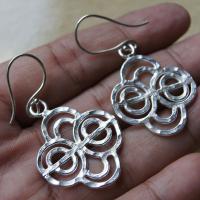 ราคา THAI DESIGN SILVER WHITE PURE KAREN HILL TRIBE HAND MADE very nice lovelyไทยลวดลาย ตำหูเงินกระเหรี่ยงทำจากมือชาวเขา สวยงาม งานฝีมือ สวยงาม (15026590948)