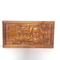 ราคา ไม้แกะสลัก ธนบัตรฉบับหนึ่งพันบาท ทำจากไม้สักแท้ ความกว้าง 15 cm ความยาว 28 cm มีขาตั้งสำหรับตั้งโต๊ะเหมาะแก่การบูชาและเป็นของขวัญล้ำค่า (12687482796)