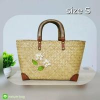 ราคา S กระเป๋ากระจูดสาน หูไม้จิ๋ว ขนาดปากกว้าง 11xสูง6 นิ้ว ซิบ บุผ้า ช่องเหรียญ size S สีธรรมชาติ มุมแทน เคลือบพรีเมี่ยม (1391282186)