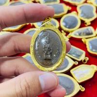 ราคา จี้พระ เหรียญคุกเข่า หลวงพ่อแดง วัดเขาบันไดอิฐ จ เพชรบุรี ปี2517 เลี่ยมกรอบชุบทอง (22828611893)