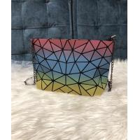 ราคา กระเป๋าสะพายข้างผู้หญิงสีรุ้งเปลี่ยนสีสะท้อนแสงสายโช่ (21417081287)