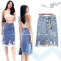 ราคา กระโปรงยีนส์ยาวทรงกระสอบ ผ่าหน้าโชว์แต่งปลายลูกไม้ 6286 (21297845015)