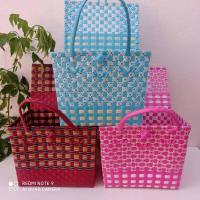 ราคา ตระกร้าสานเส้นพลาสติก กระเป๋าสานเส้นพลาสติก ตระกร้าจ่ายตลาด ฝาปิดกลาง กว้าง20ยาว29สูง24 CM วัดจากขอบปากตระกร้า (8641541827)