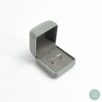 ราคา กล่องกำมะหยี่ใส่แหวน หรือ ต่างหู กล่องกำมะหยี่สีเทา กล่องใส่แหวนราคาส่ง กล่องแหวนสี่เหลี่ยม เพิ่มมูลค่าสินค้า เก็บดูแลเครื่องประดับ มอบให้ในวันสำคัญ สินค้าพร้อมส่ง (18594021687)