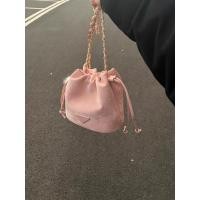 ราคา กระเป๋าทรงถังสีชมพูเชอร์รี่ ผู้หญิง กระเป๋าสะพายข้าง สายคล้อง เชือกรูด มีสไตล์ หลากหลาย กระเป๋าใบเล็กสําหรับการแข่งขันรายวัน Pu หนัง กระเป๋าถือ (22258809382)