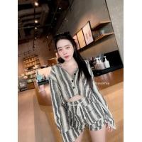 ราคา bs4124 เสื้อเชิ้ตครอปแขนยาว มีกระเป๋าหน้า ผ่าหลัง มาพร้อมกับกางเกง ขาสั้นแต่งกระเป๋า (21941080291)
